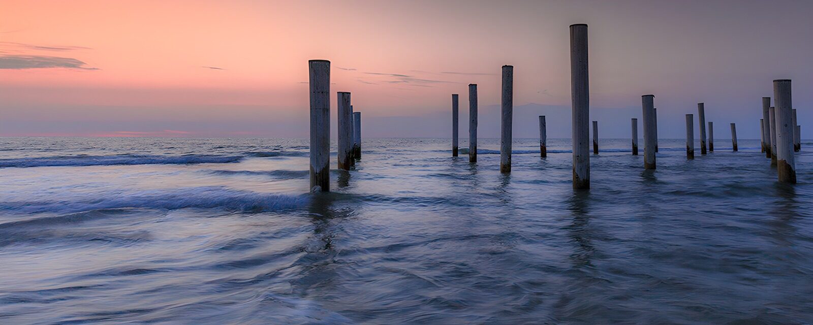 TP95054: Palen in zee bij zonsondergang