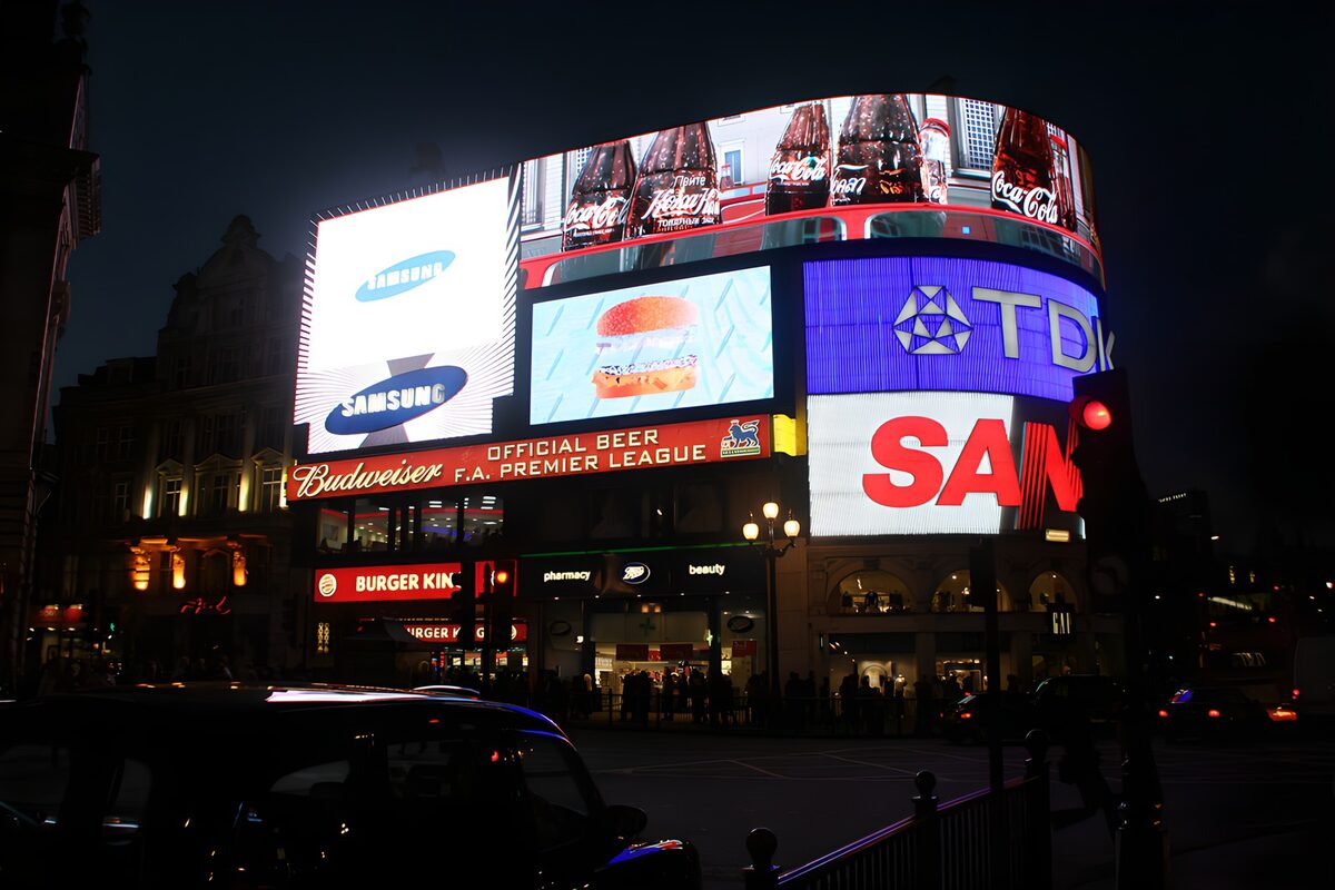 Verlichte Reclames op Piccadilly Circus