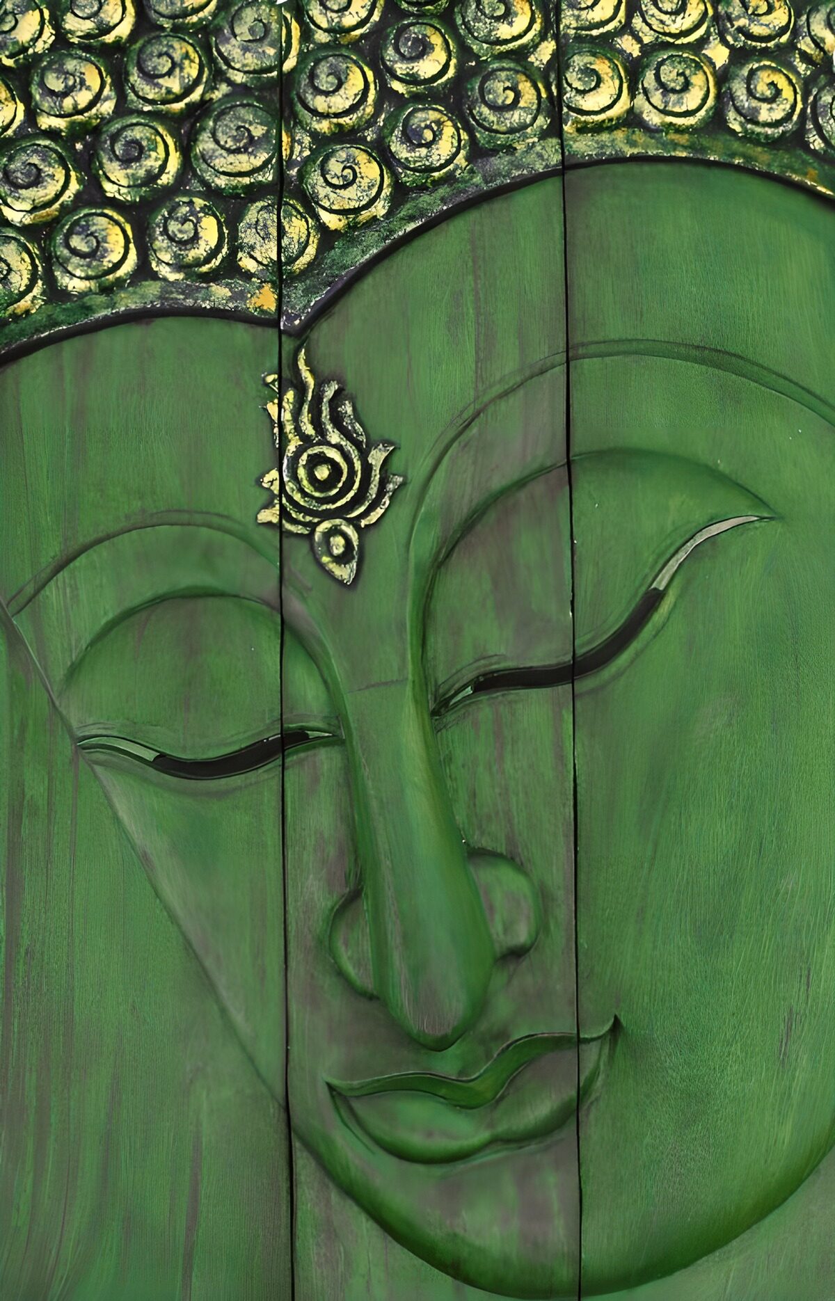 TP82710: Boeddha gezicht op groen houten paneel