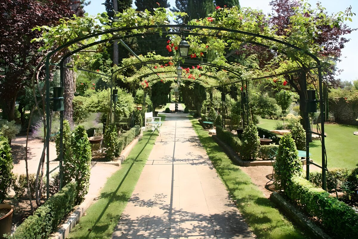 Rozenboog in een Franse tuin versie 2