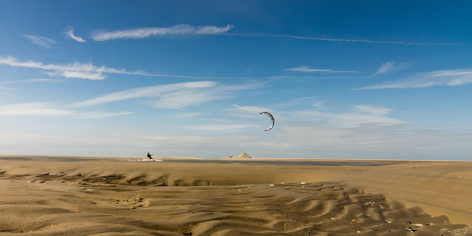 TP12777: Kiteboarder op een mooie stranddag