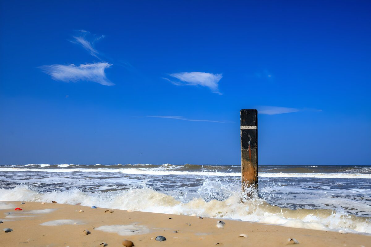 TP94403: Golfbreker aan het strand