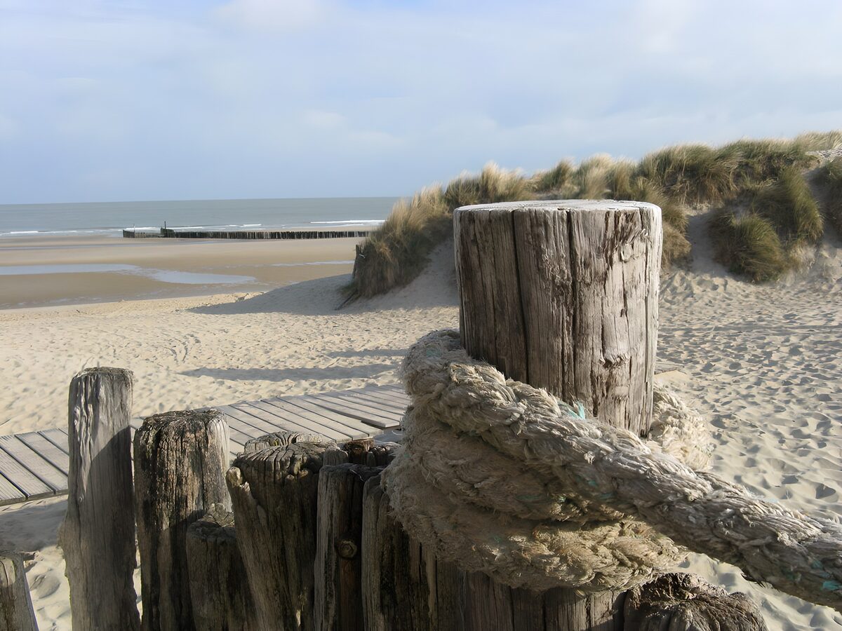 TP31383: Rustige strandopgang met palen en touw