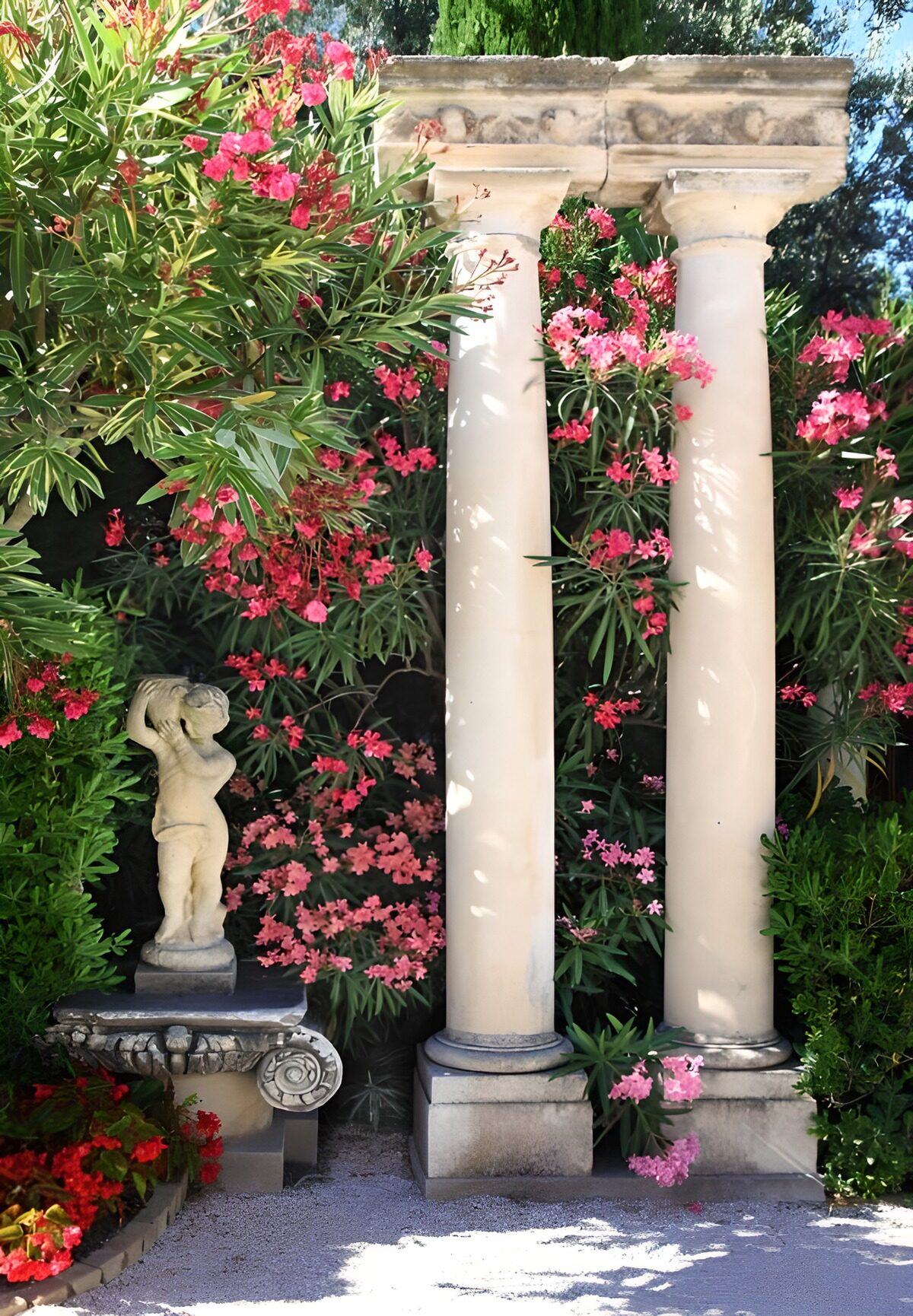 TP21641: Romantische tuin met historische zuilen