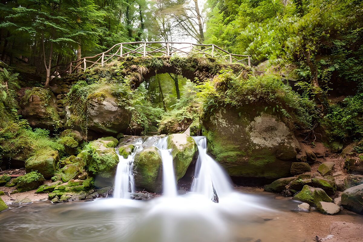 Rustige Waterval onder een Boogbrug