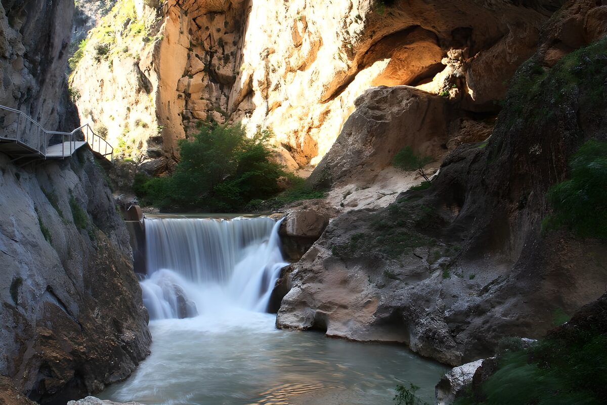 Waterval tussen hoge rotswanden