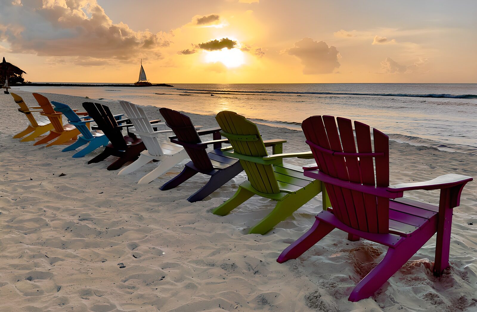 TP11608: Kleurrijke stoelen op het strand bij zonsondergang