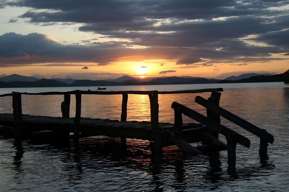 Zonnen ondergang bij het houten dock