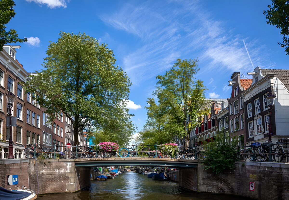 Grachtenzicht met brug en fietsen