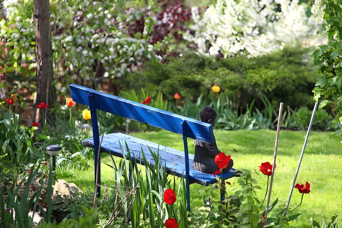 TP95613: Budahbeeldje op blauw tuinbankje