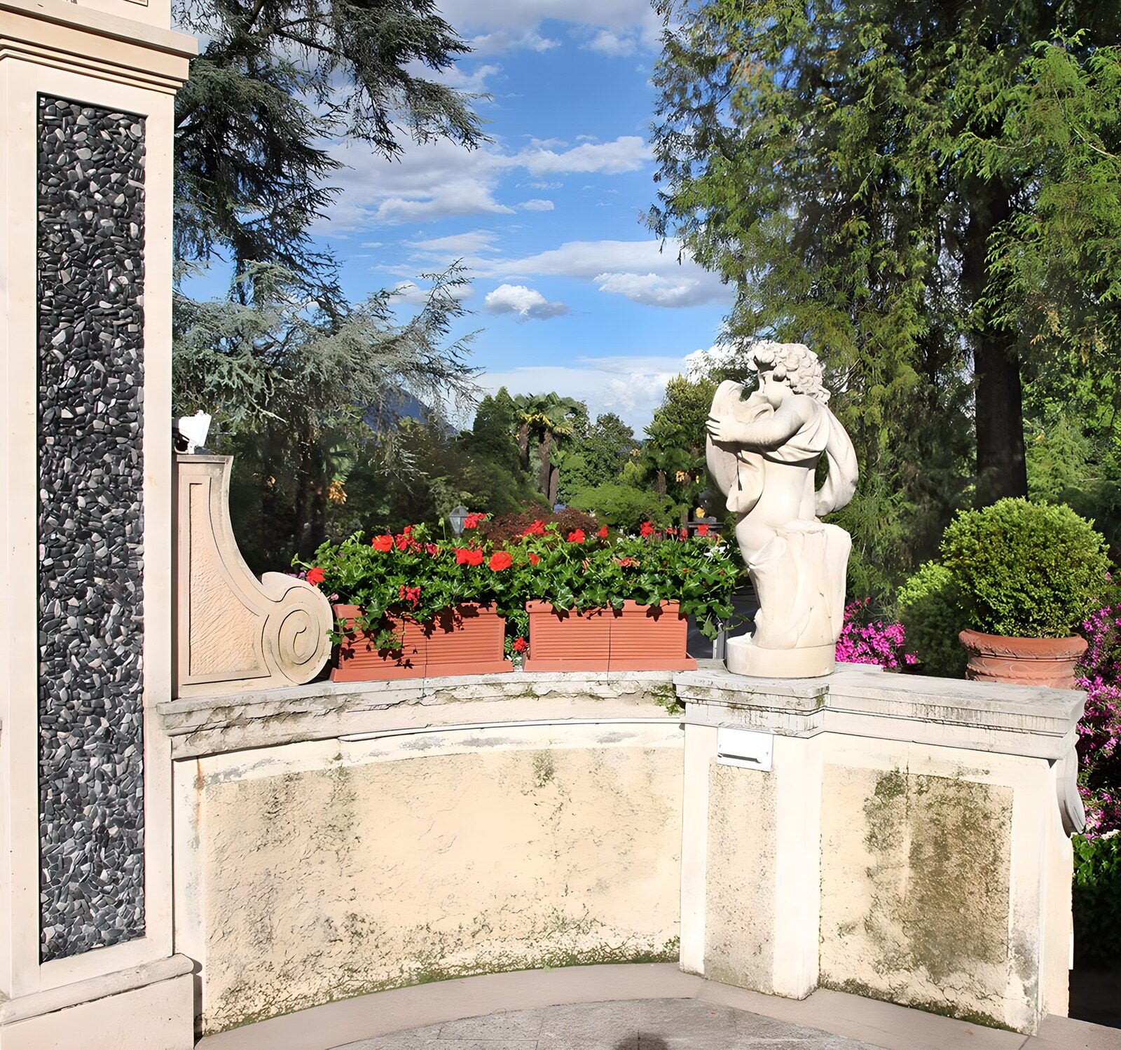 TP23072: Sculptuur in een Bloementuin