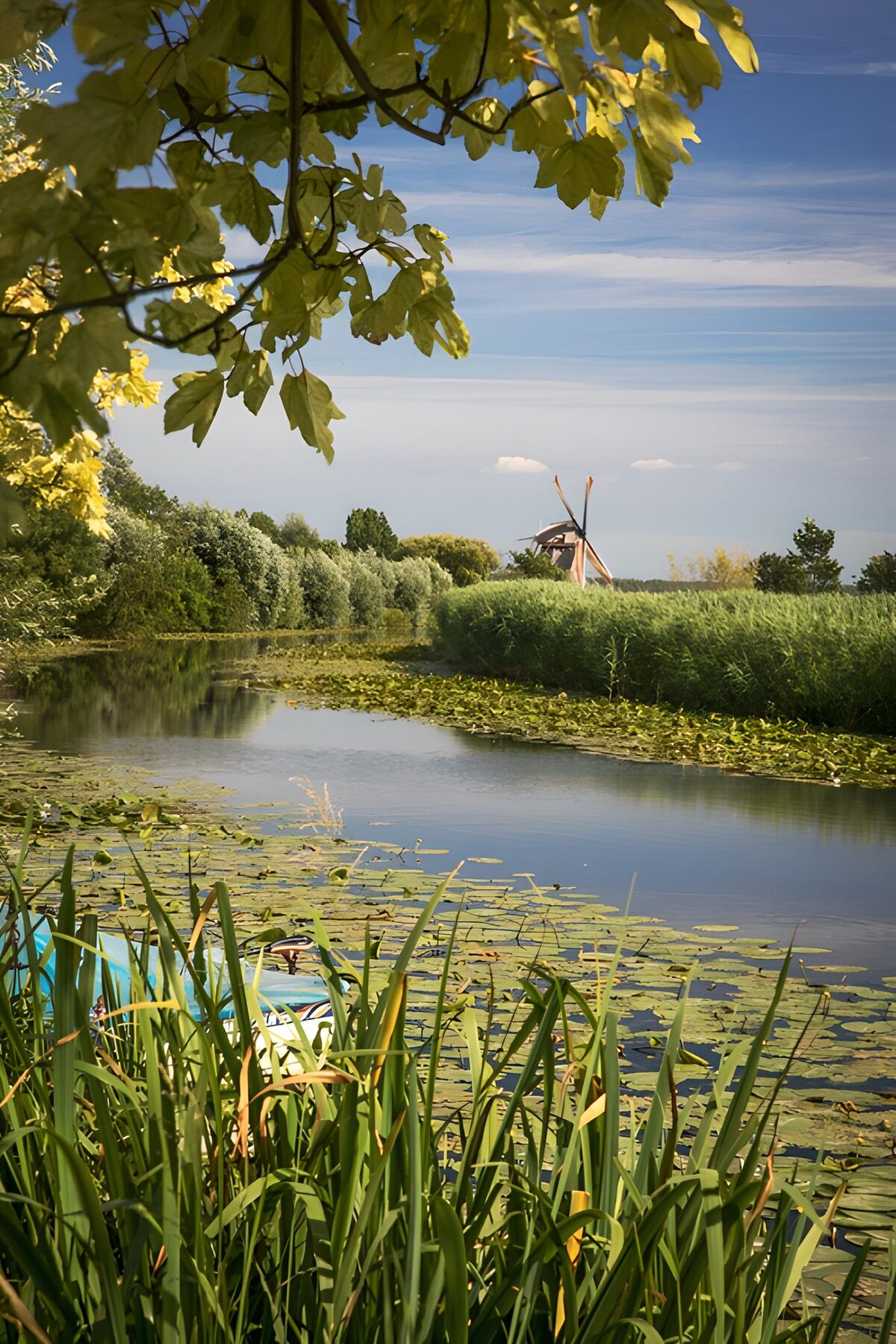 Stilte aan de waterkant met molen