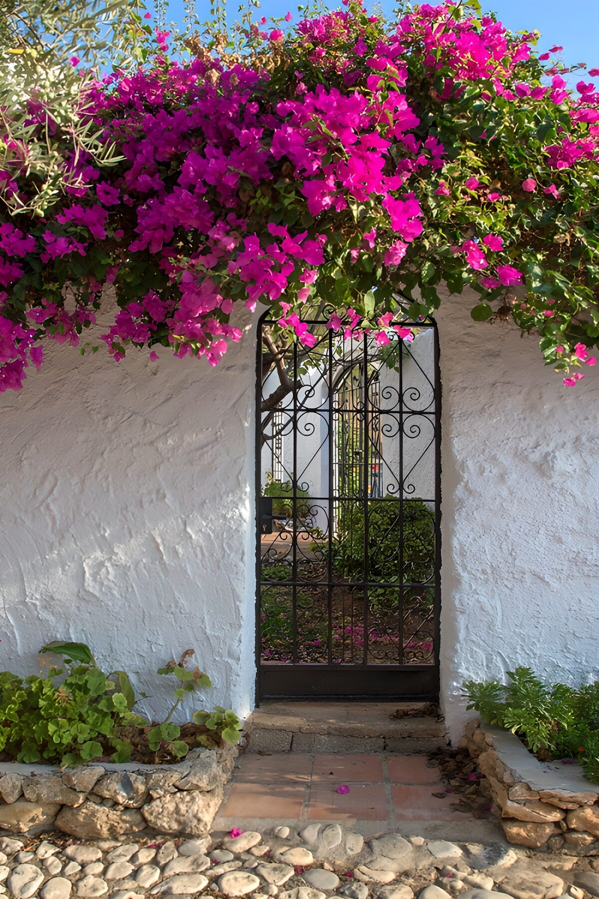 TP22054: Poort omringd door kleurrijke bloemen