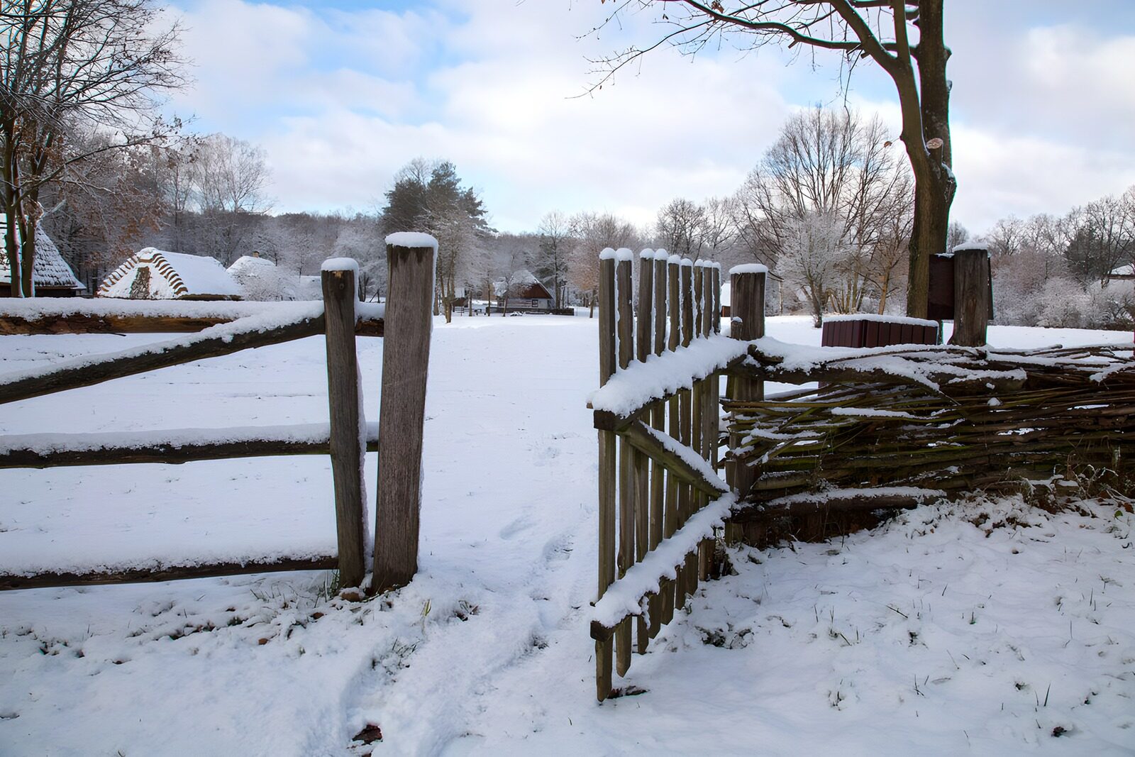 TP44849: Sneeuwbedekt hek in winterlandschap