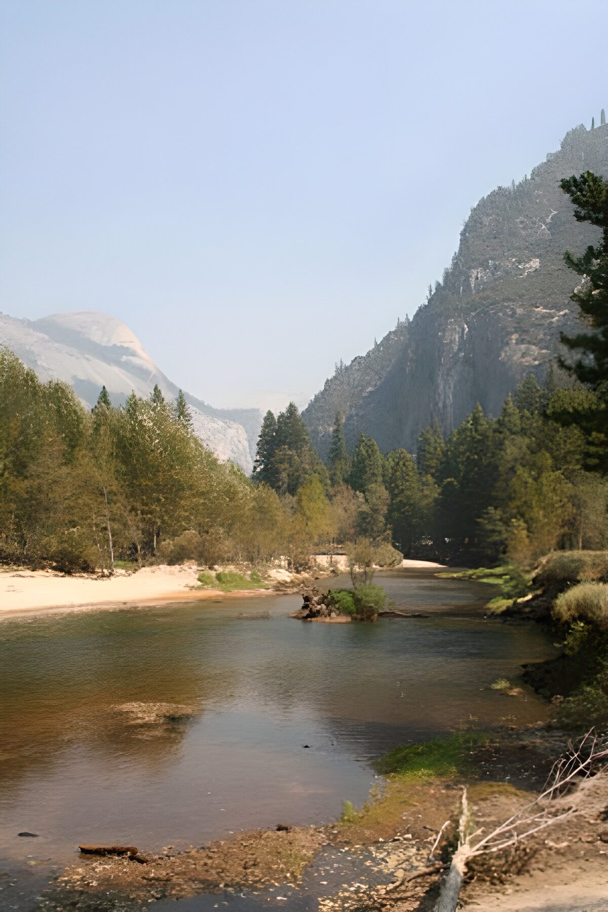 TP91072: Vergezicht langs rivier richting de bergen 1