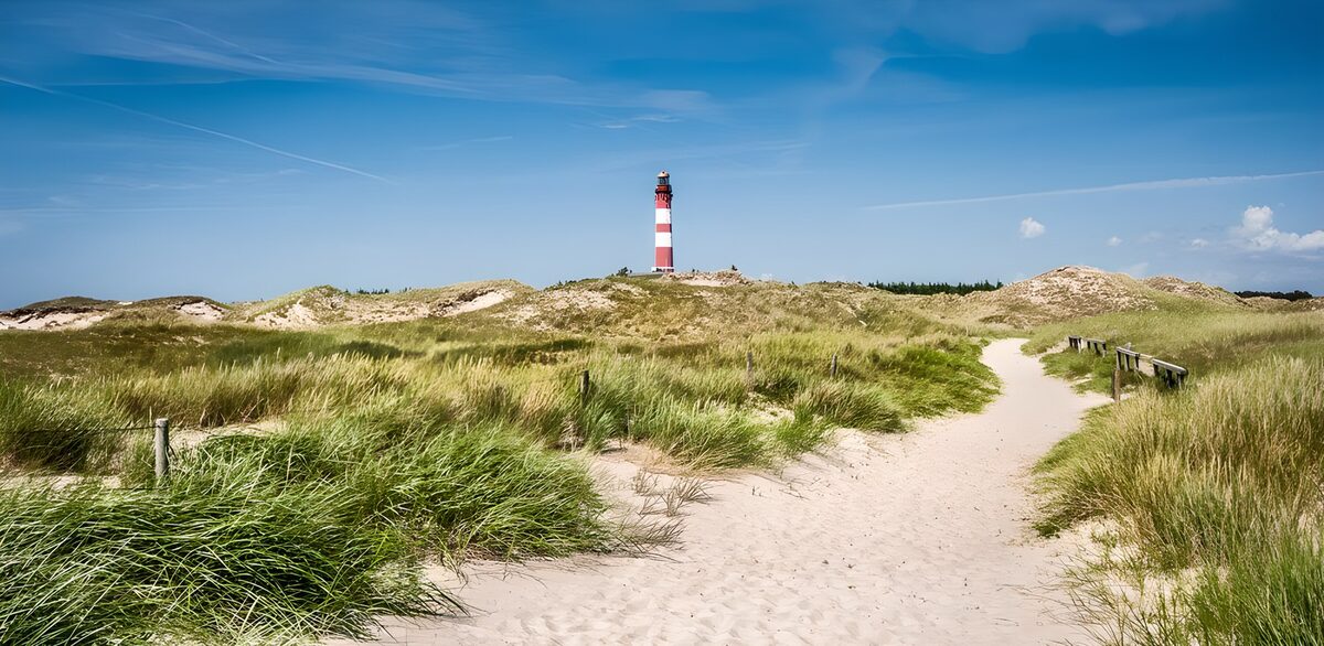 TP68473: Vuurtoren in de duinen