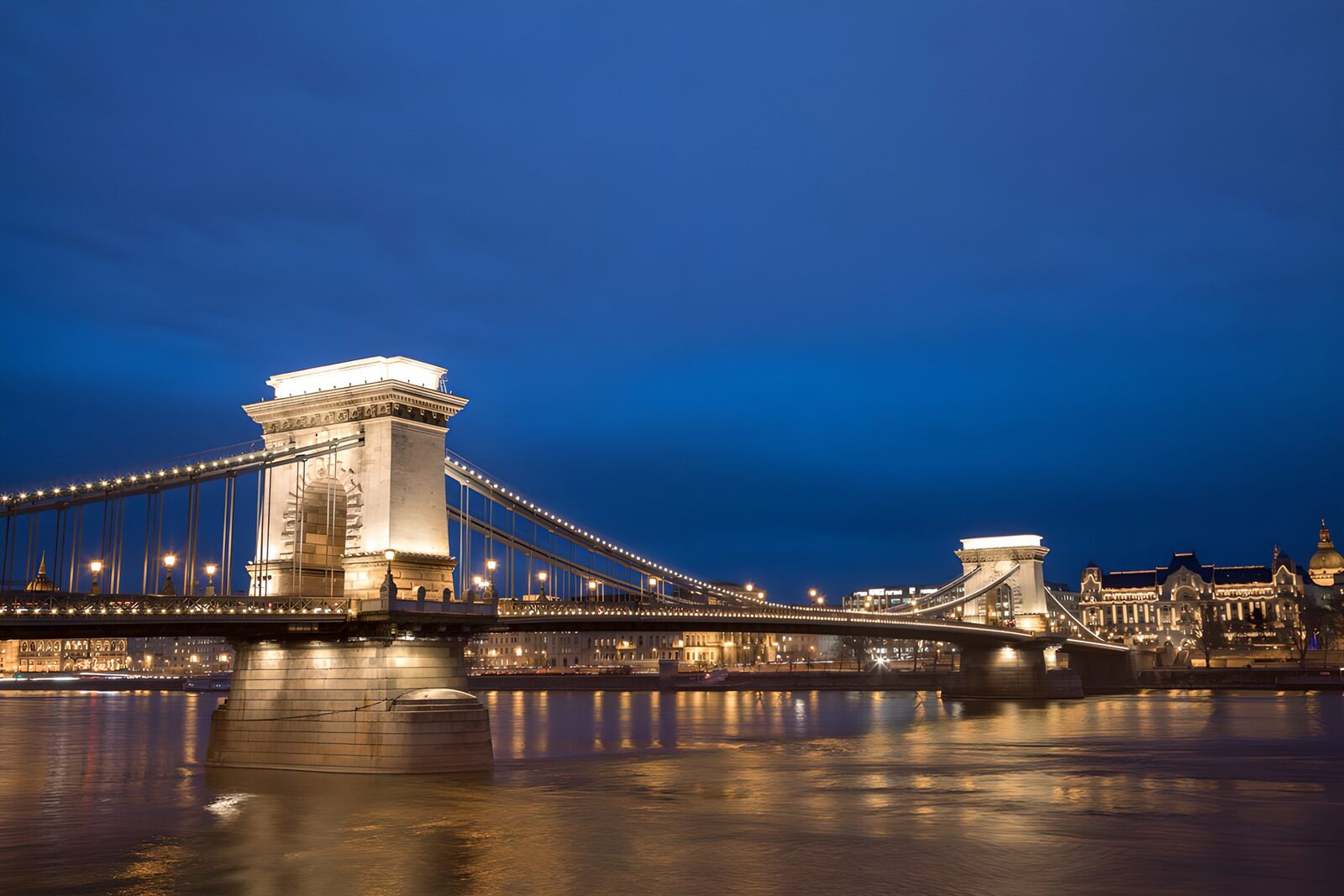 TP23116: De Verlichte Kettingbrug van Boedapest