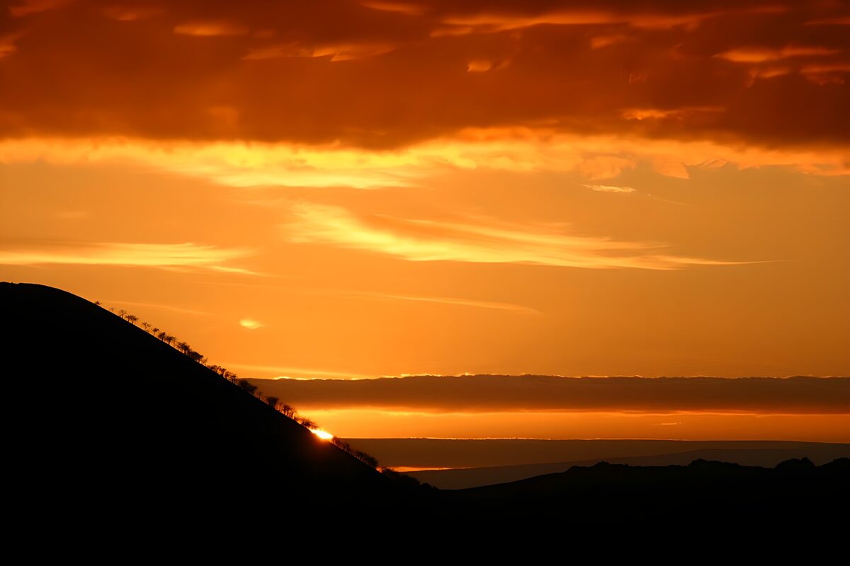 Prachtige zonsondergang achter de heuvels