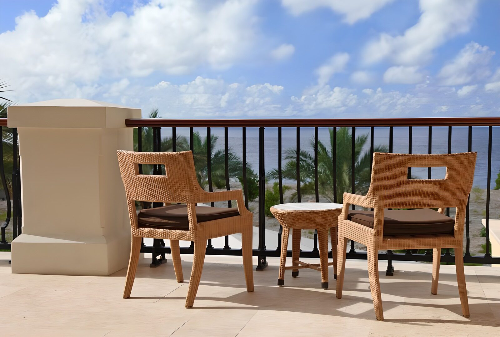 TP72478: Tafeltje met twee rieten stoelen