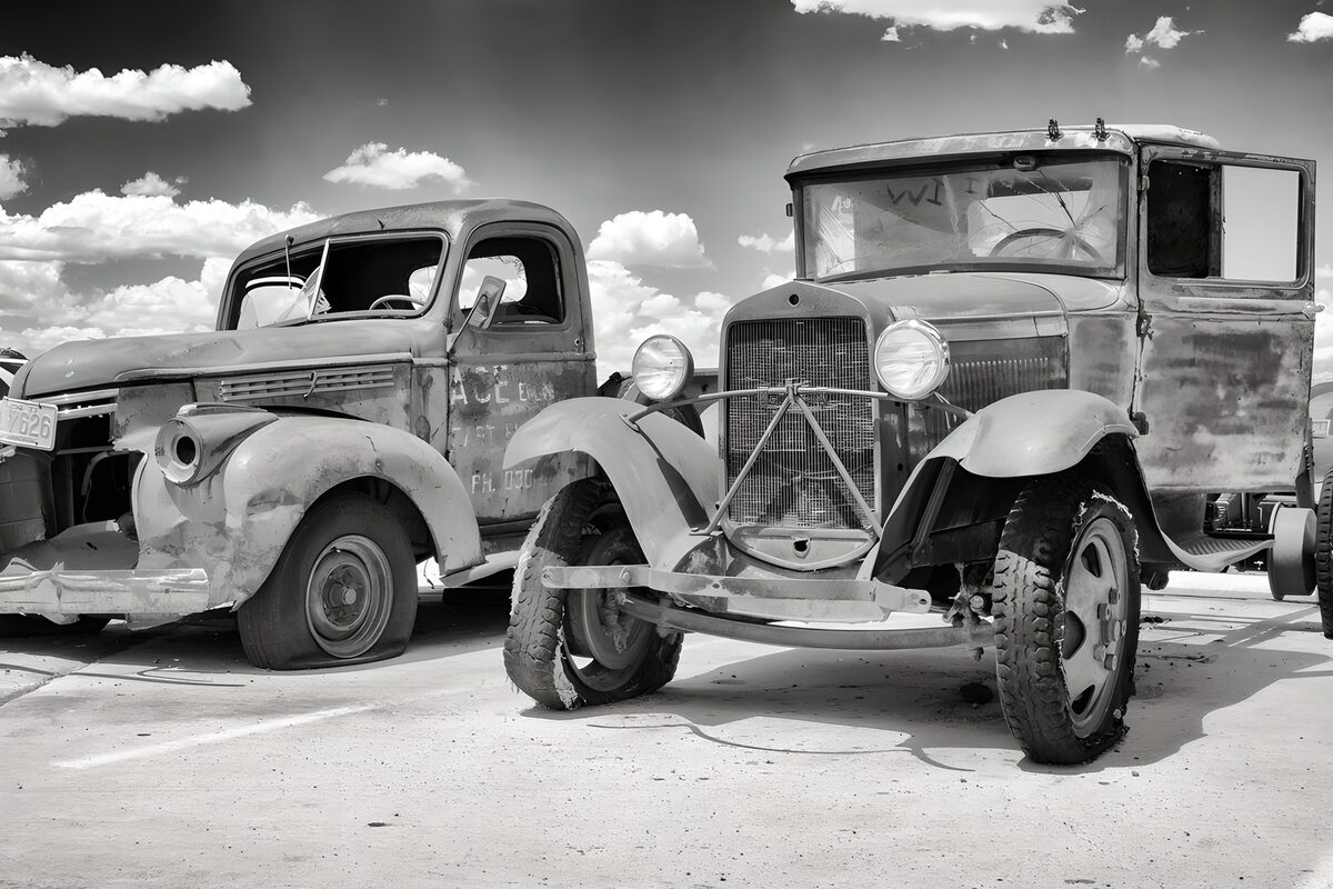 Vintage voertuigen in zwart-wit