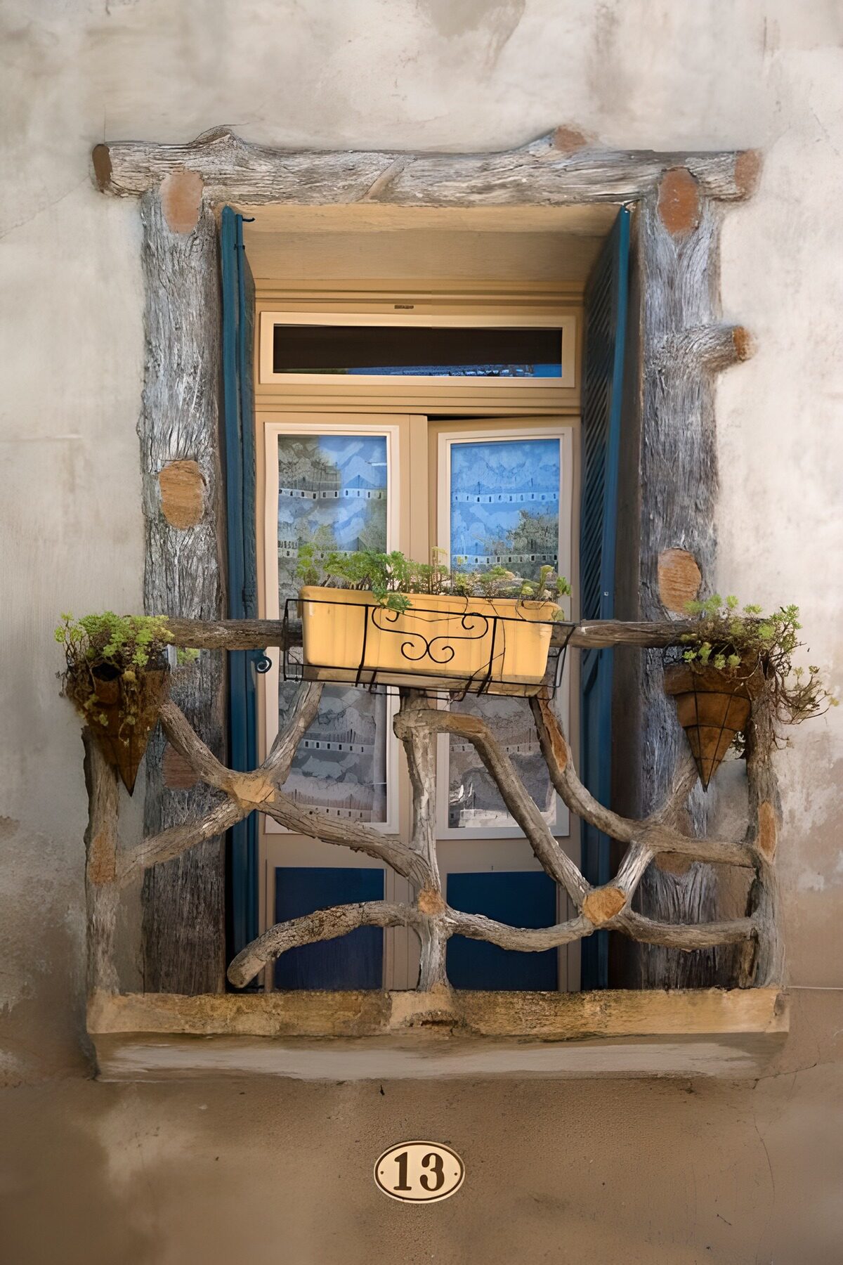 Sfeervol balkon met houten omheining