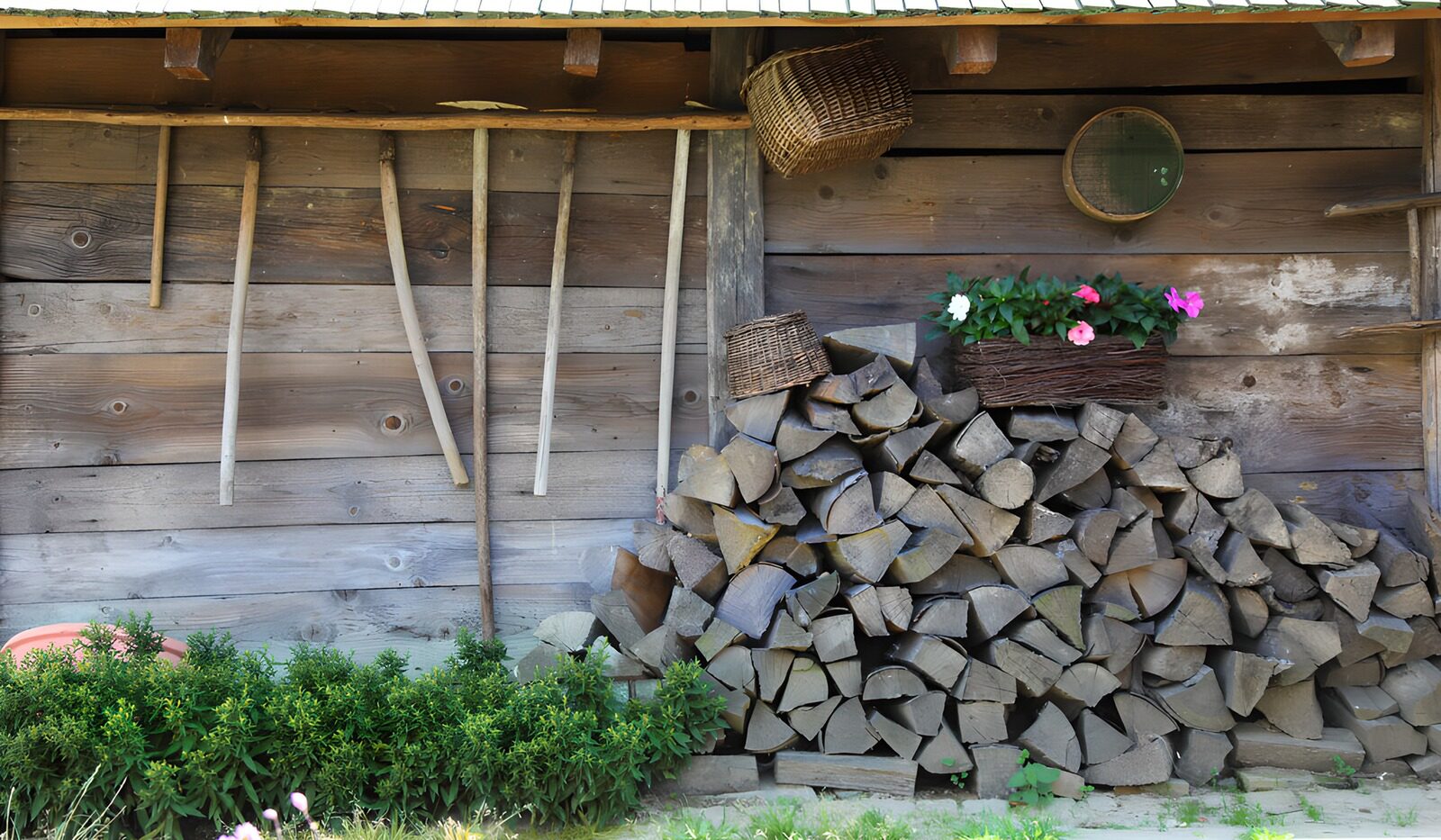 TP96867: Houtopslag bij een houten schuur