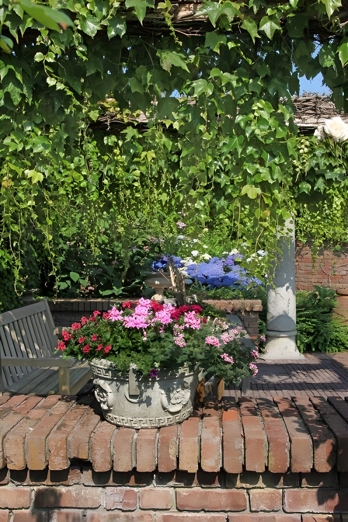 TP36900: Bloeiende tuin met een rustieke bank