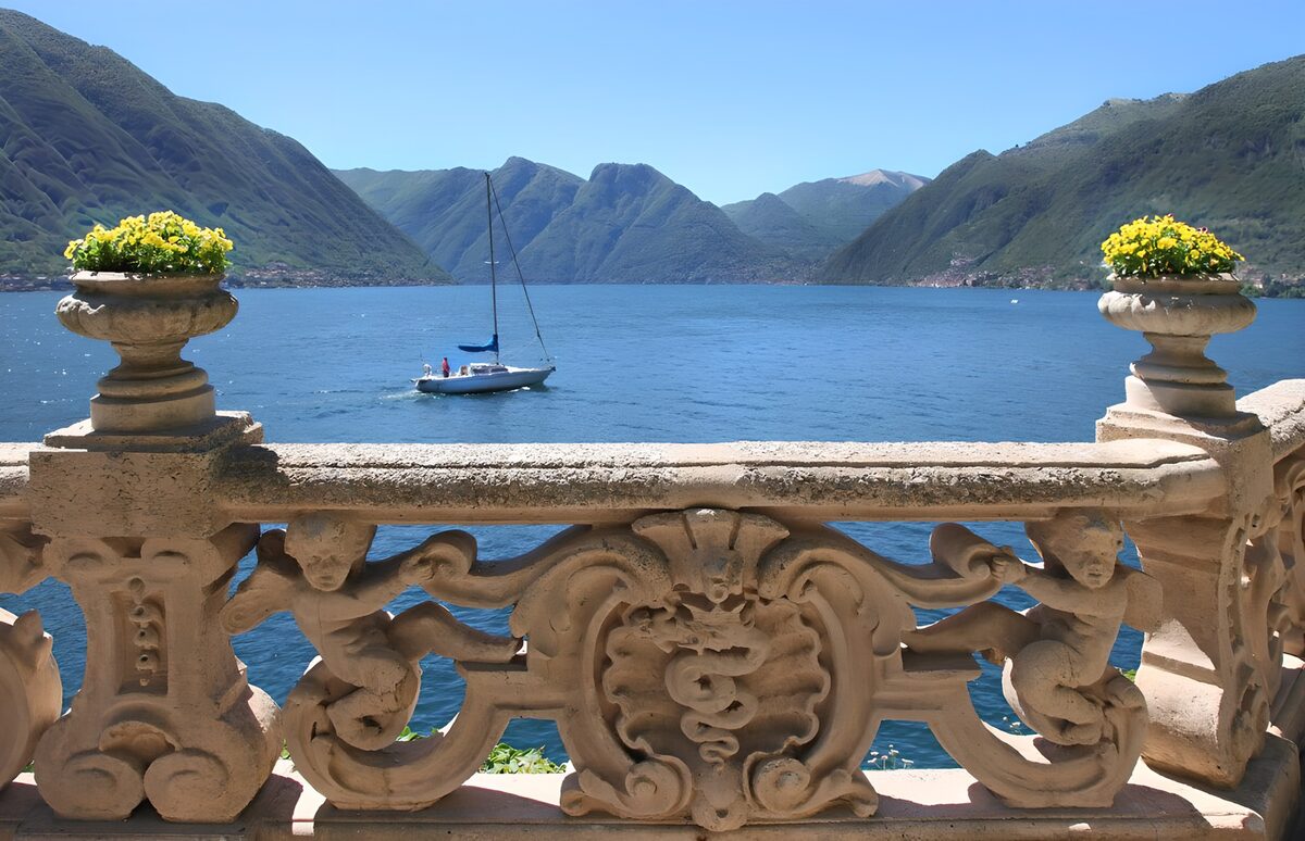 Uitzicht op het meer met bergen