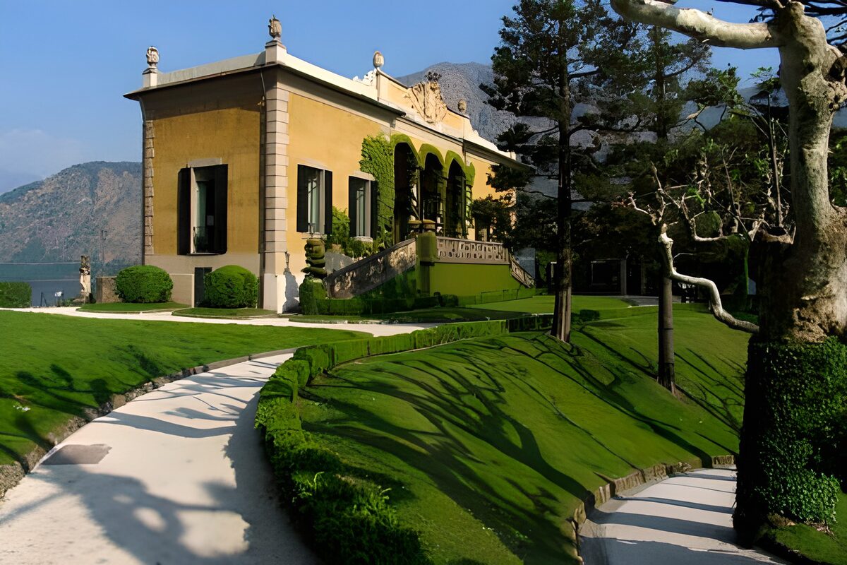 Optrekje naar luxe woonhuis met groen gras