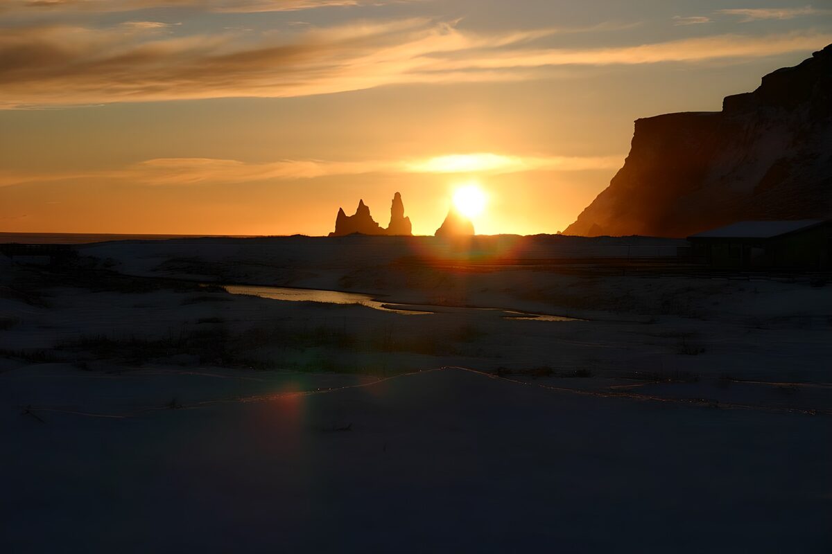 Ondergaande zon met silhouet landschap