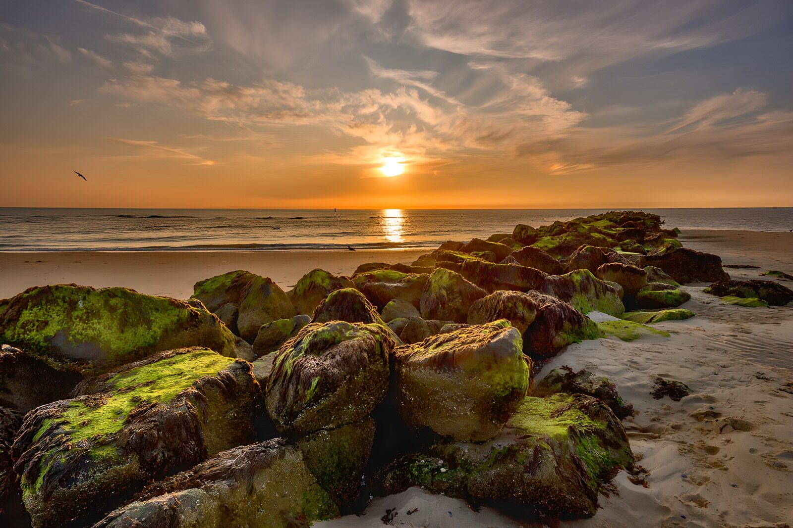 TP18098: Zonsondergang boven de rotsen aan zee