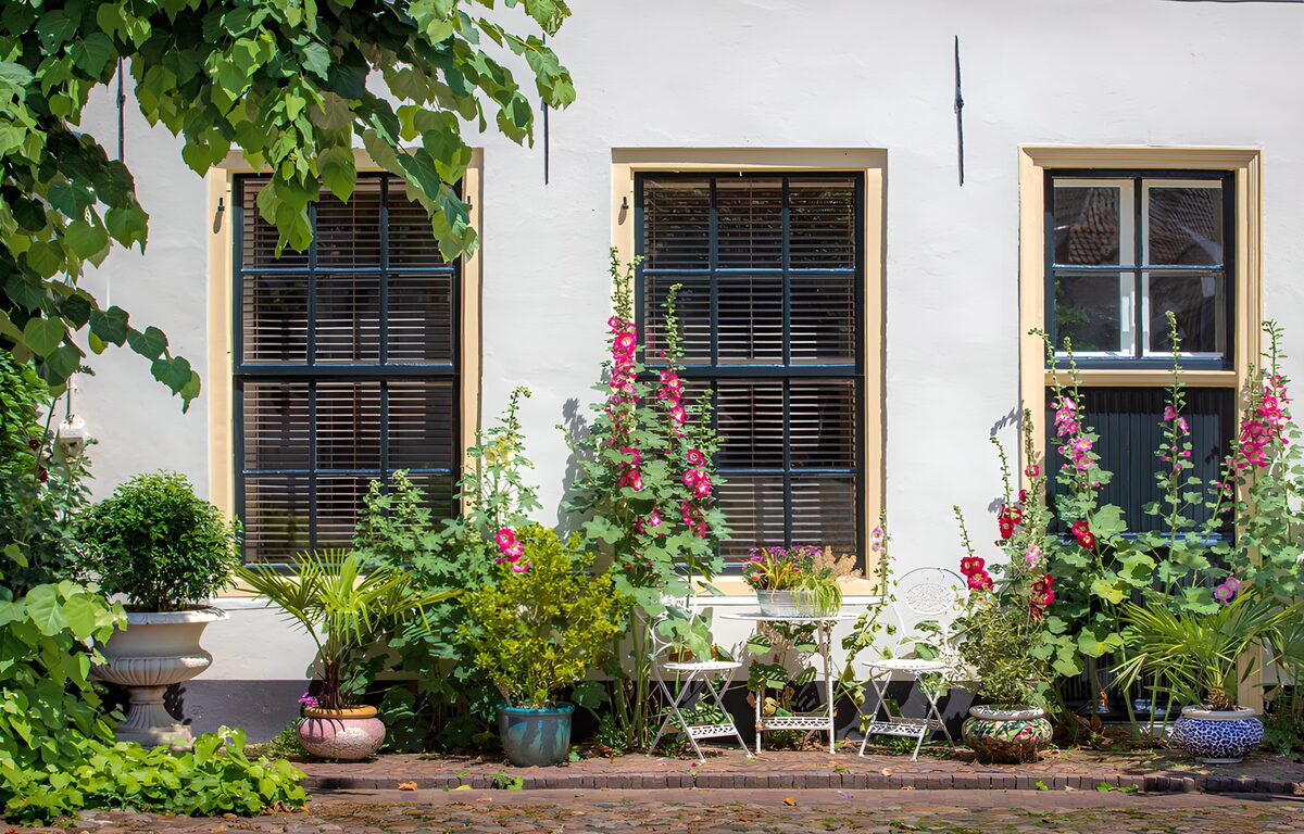 TP95682: Kleurrijke Tuin met Vezerend Venster