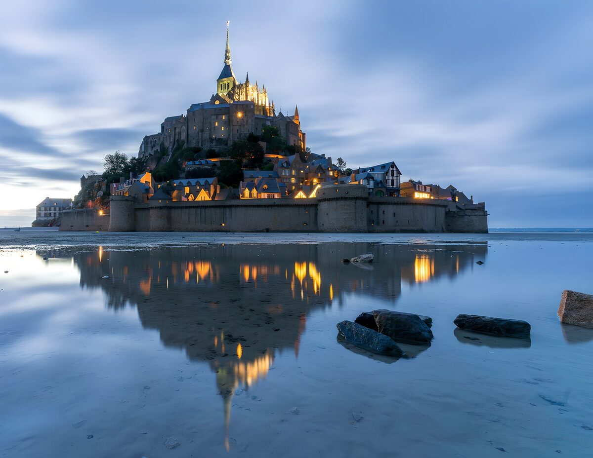 Mystiek Mont Saint-Michel bij schemering