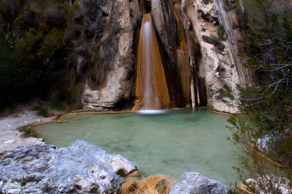 Rustgevende waterval in natuur