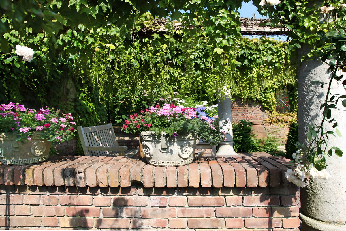 TP35481: Rustige tuin met bloeiende planten