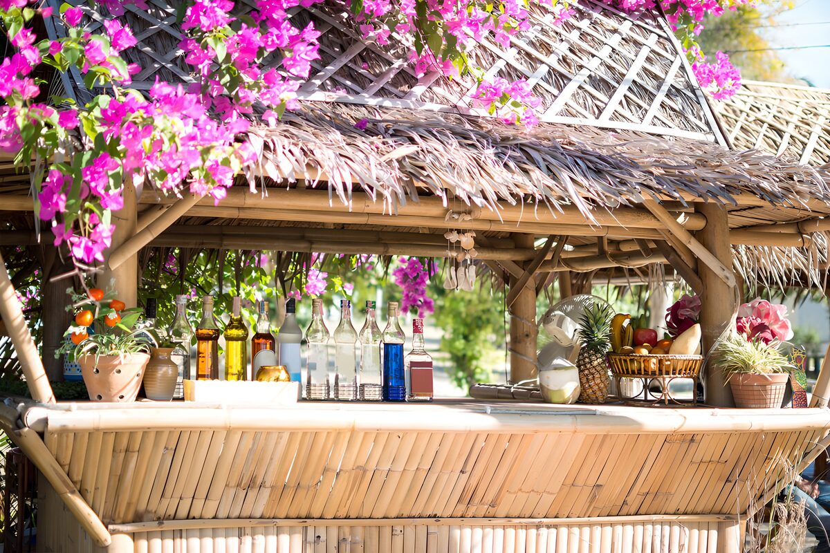 Tropische bar onder bloemen