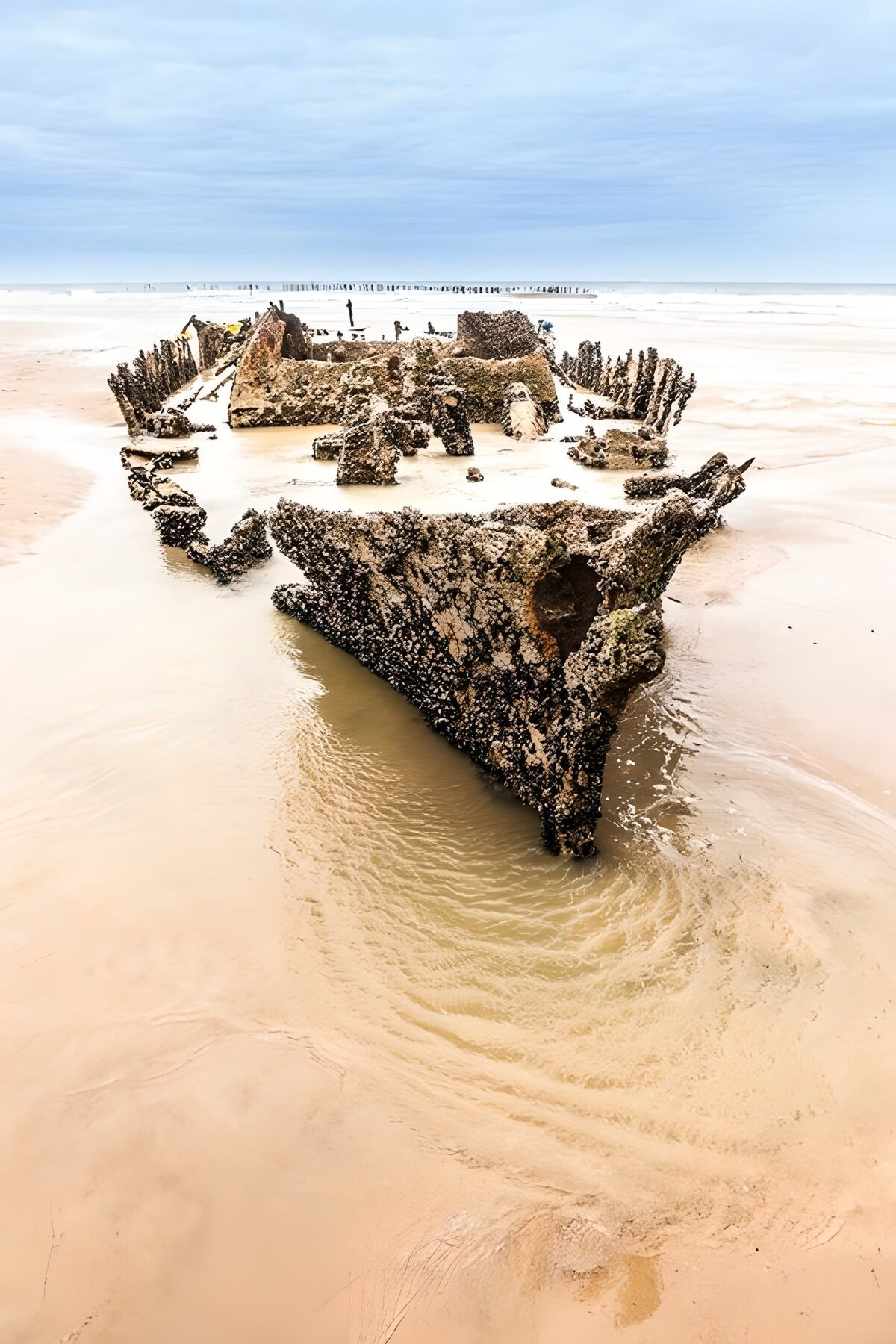 Verzonken schip op het strand