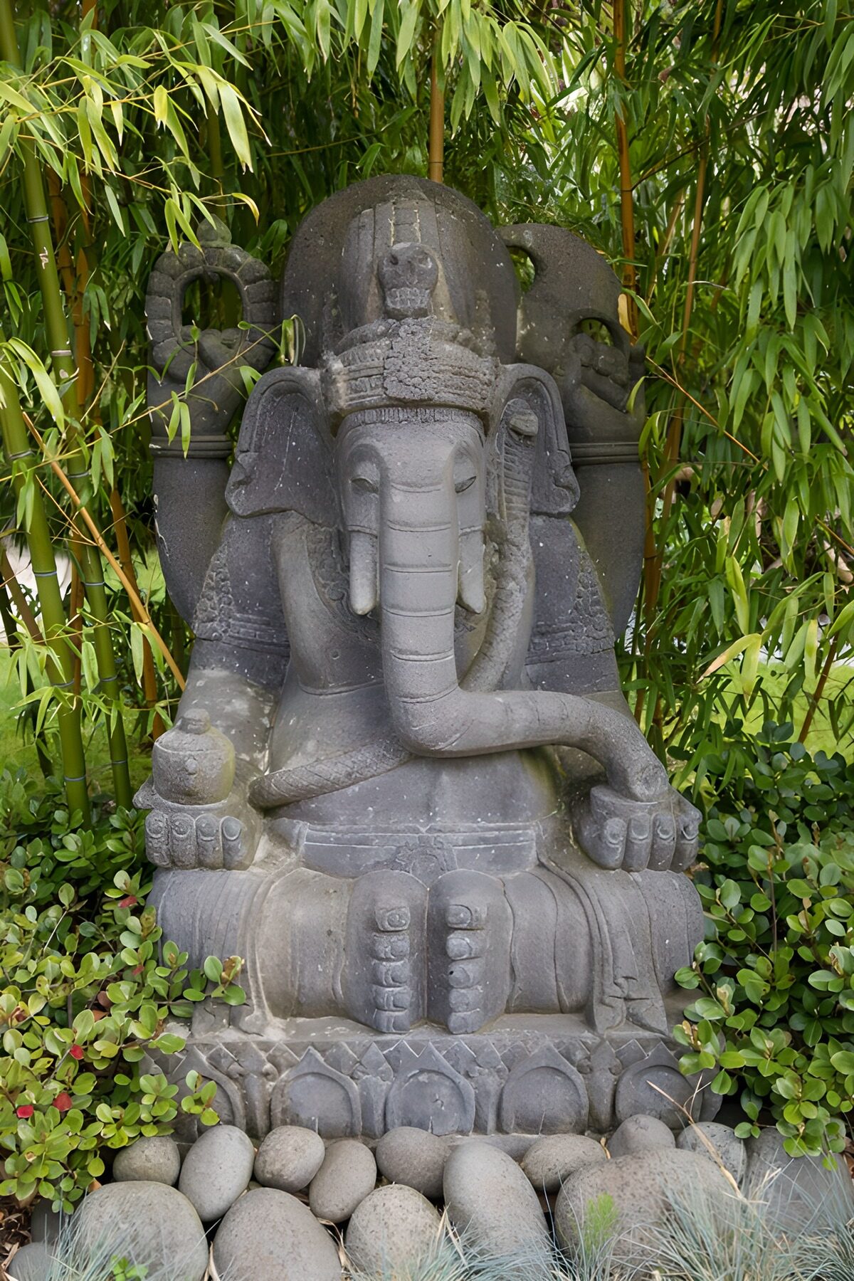 Boeddha voor toog in Dhyana Mudra stand