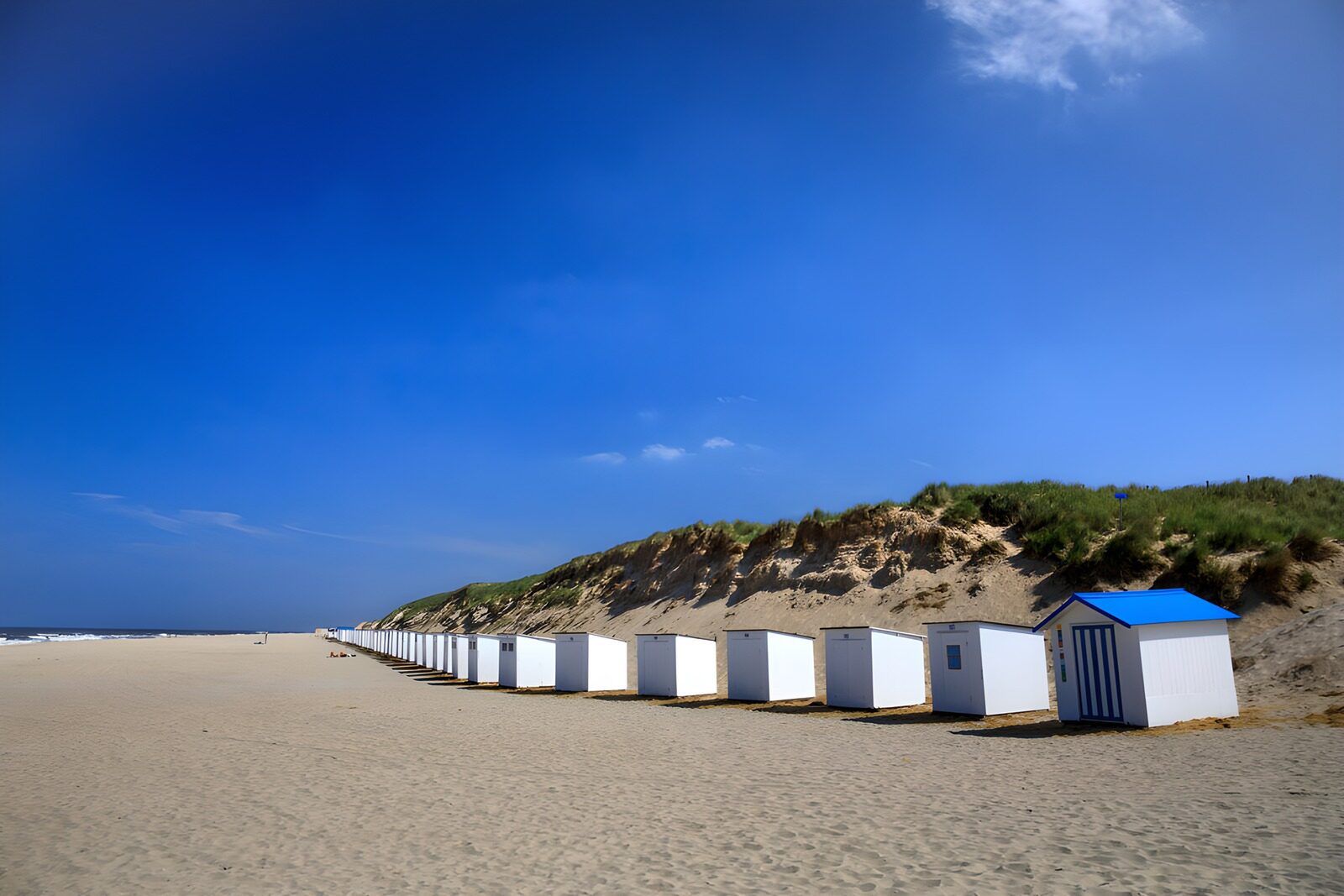 TP96129: Strandhuisjes onder een stralende lucht