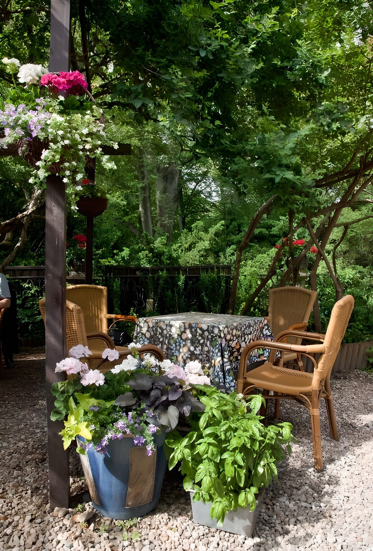 Gezellige Tuinset met Bloemen