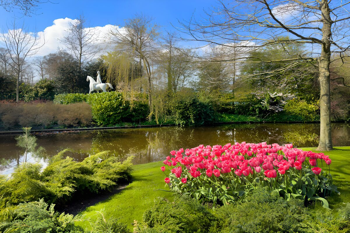 TP39715: Tuin met rozen en een standbeeld van paarden