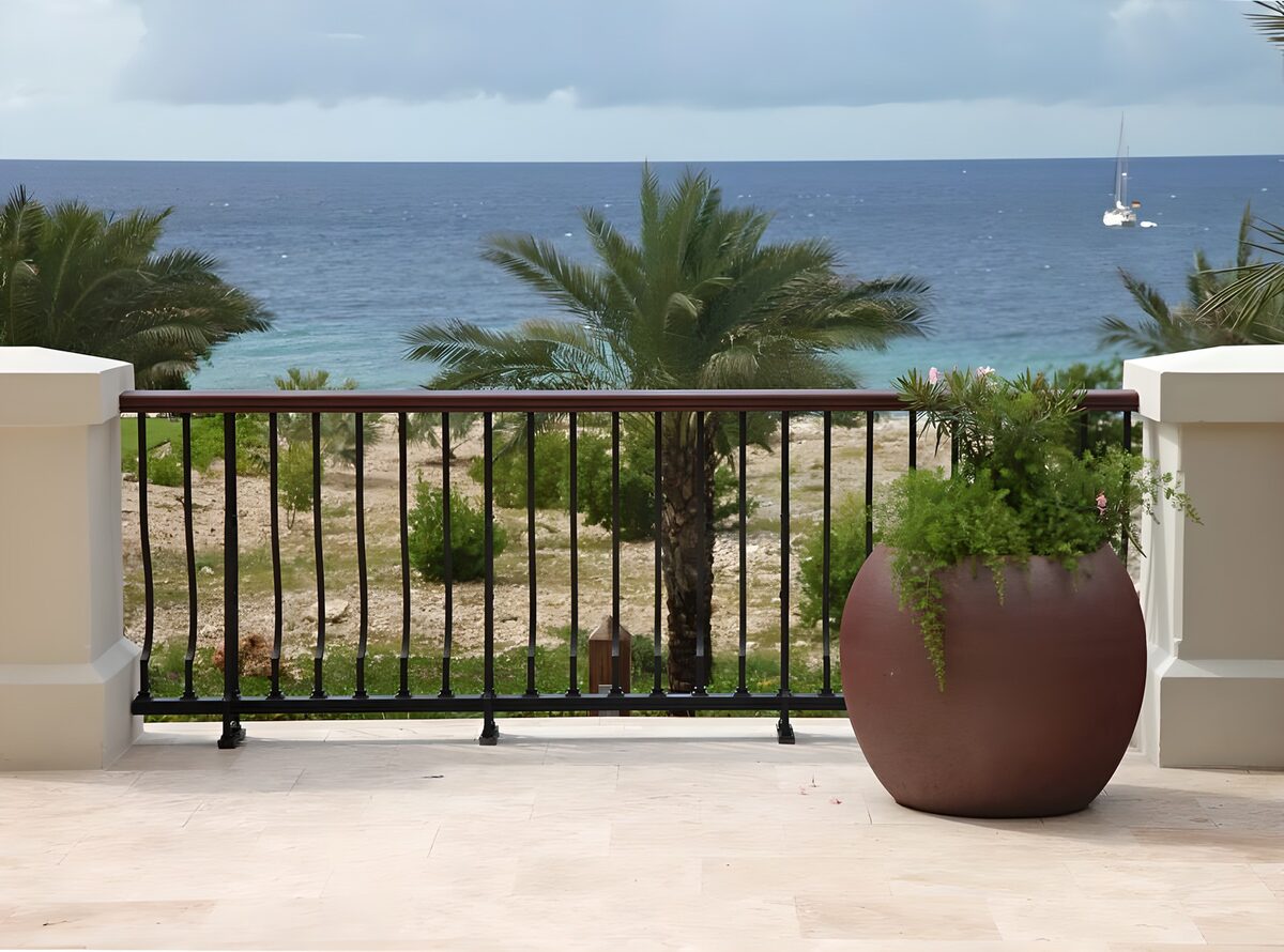 Bloempot met plant met uitzicht op de Caribische zee met Catemaran