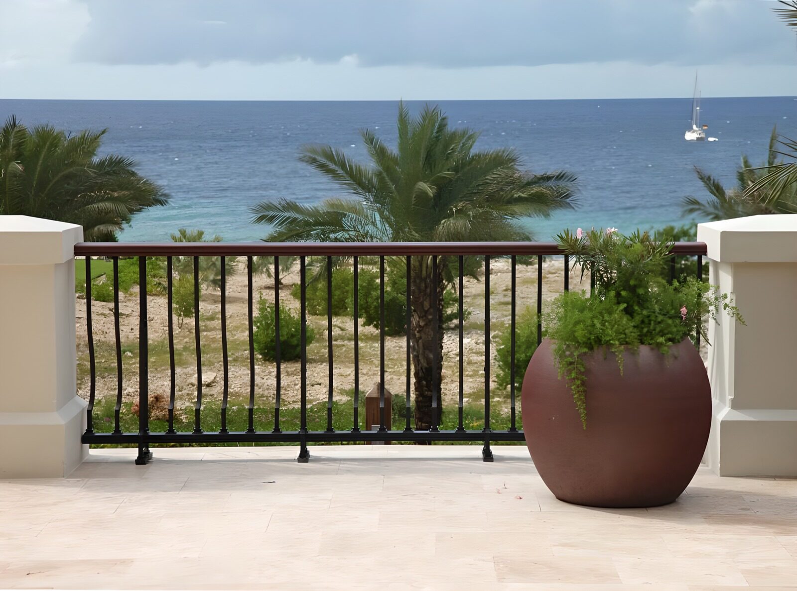 TP79900: Bloempot met plant met uitzicht op de Caribische zee met Catemaran