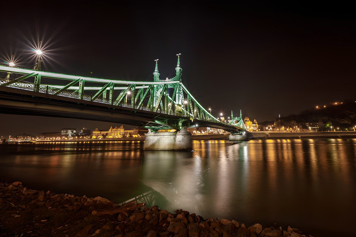 Verlichte Vrijheidsbrug in Boedapest