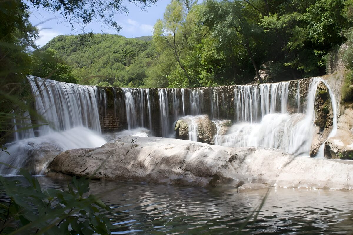 Prachtige waterval in de natuur