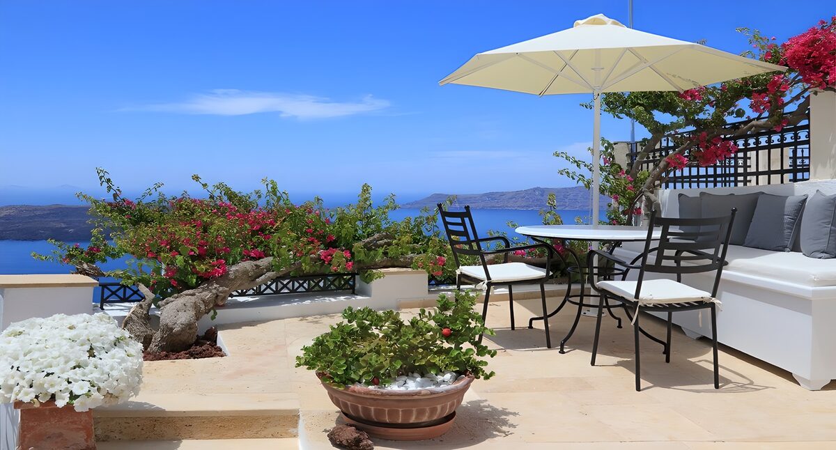 Zonovergoten terras met uitzicht en parasol