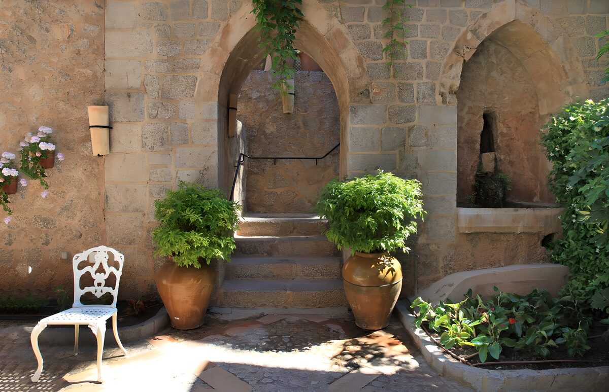 Mediterraanse muur met doorgang en terracotta potten