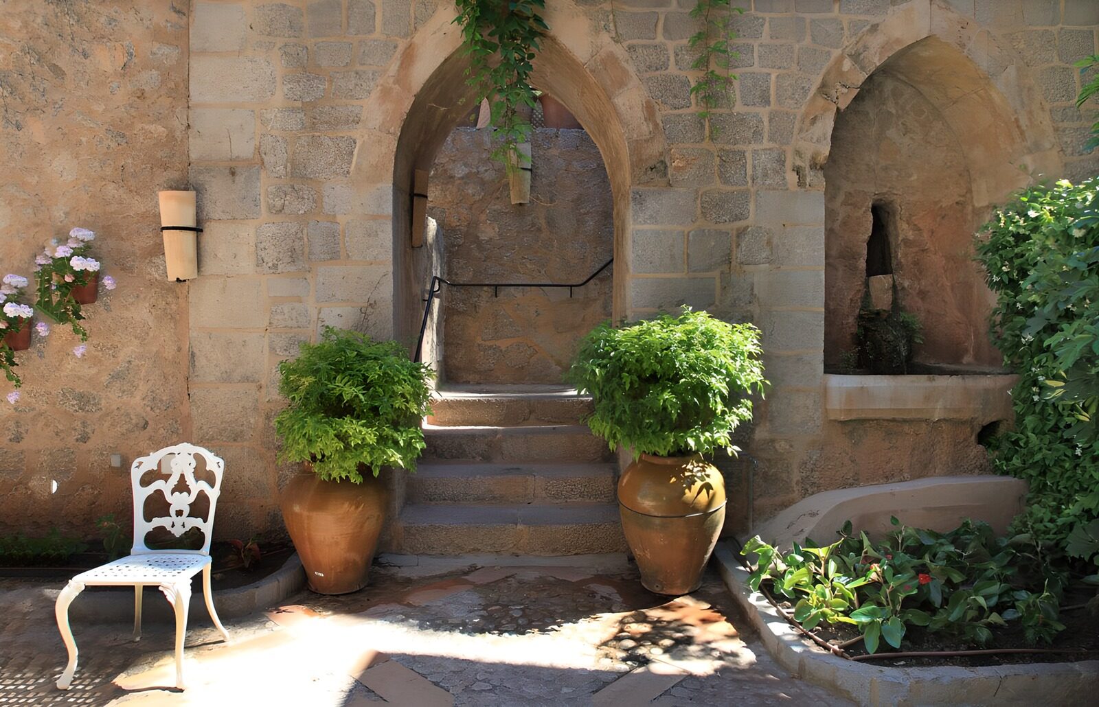 TP57902: Mediterraanse muur met doorgang en terracotta potten