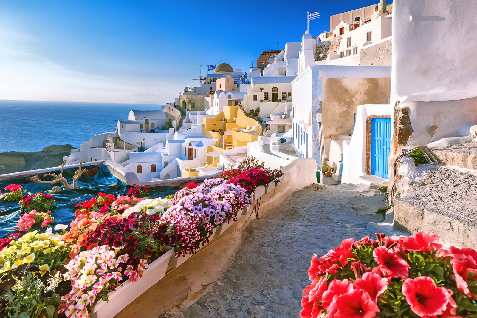 TP33691: Kleurrijke straat in Santorini