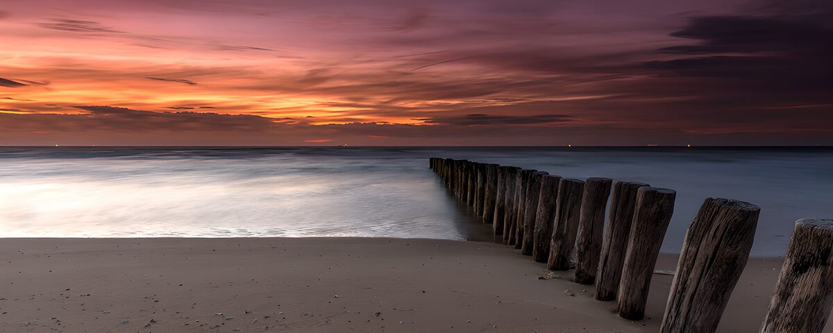 TP41068: Zonsopgang boven de zee met palen